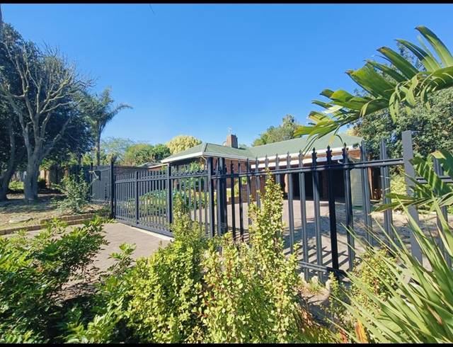 4 BEDROOM HOUSE FOR SALE IN SCHOONGEZICHT